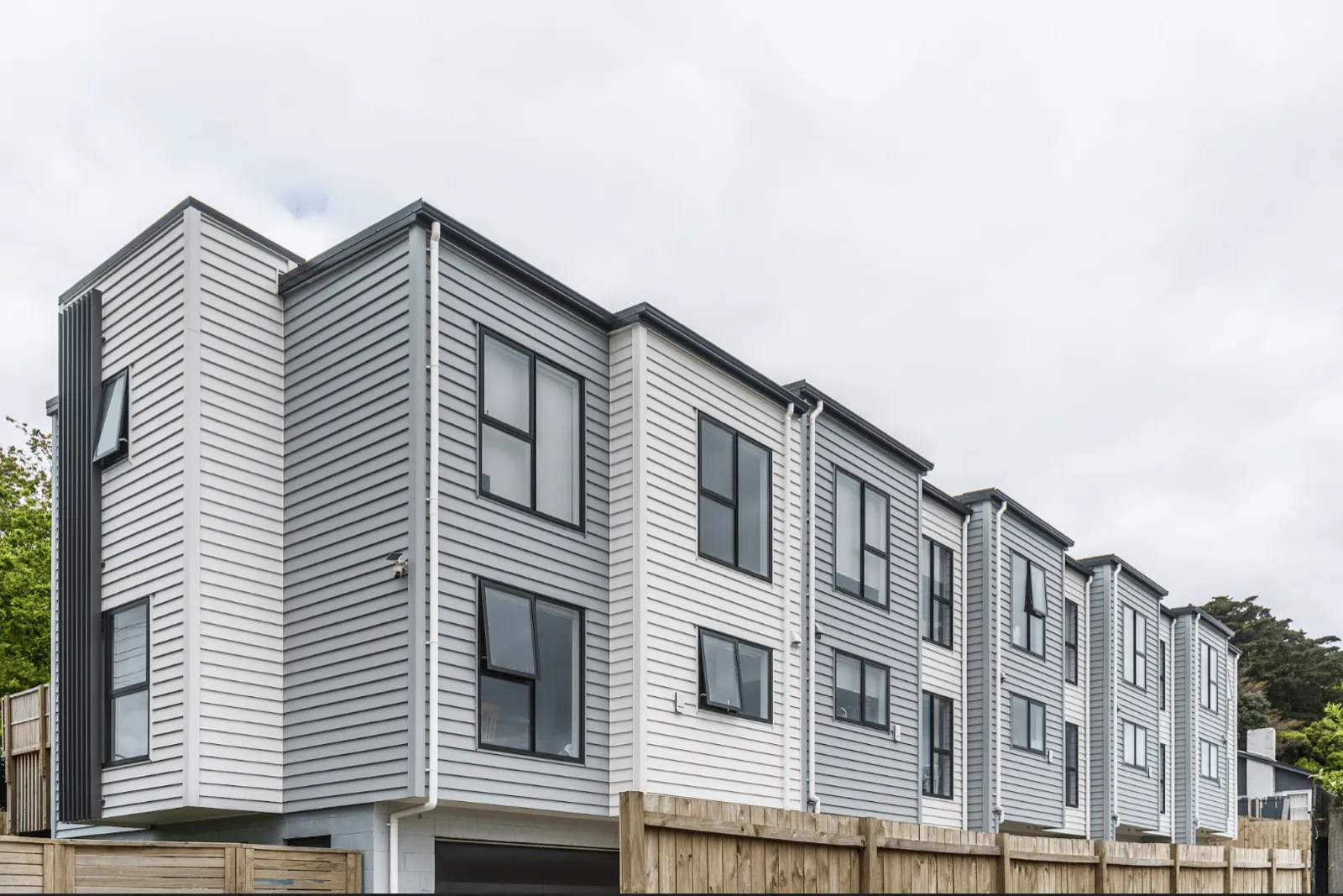 Penrose Road townhouses in Mount Wellington, Auckland - view 2
